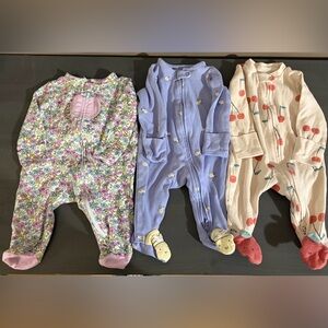 bundle of 0-3 months Carters sleep n play footies! Great condition.